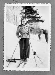 3 personer på skitur i 1936 med datidens skiantrekk og et st