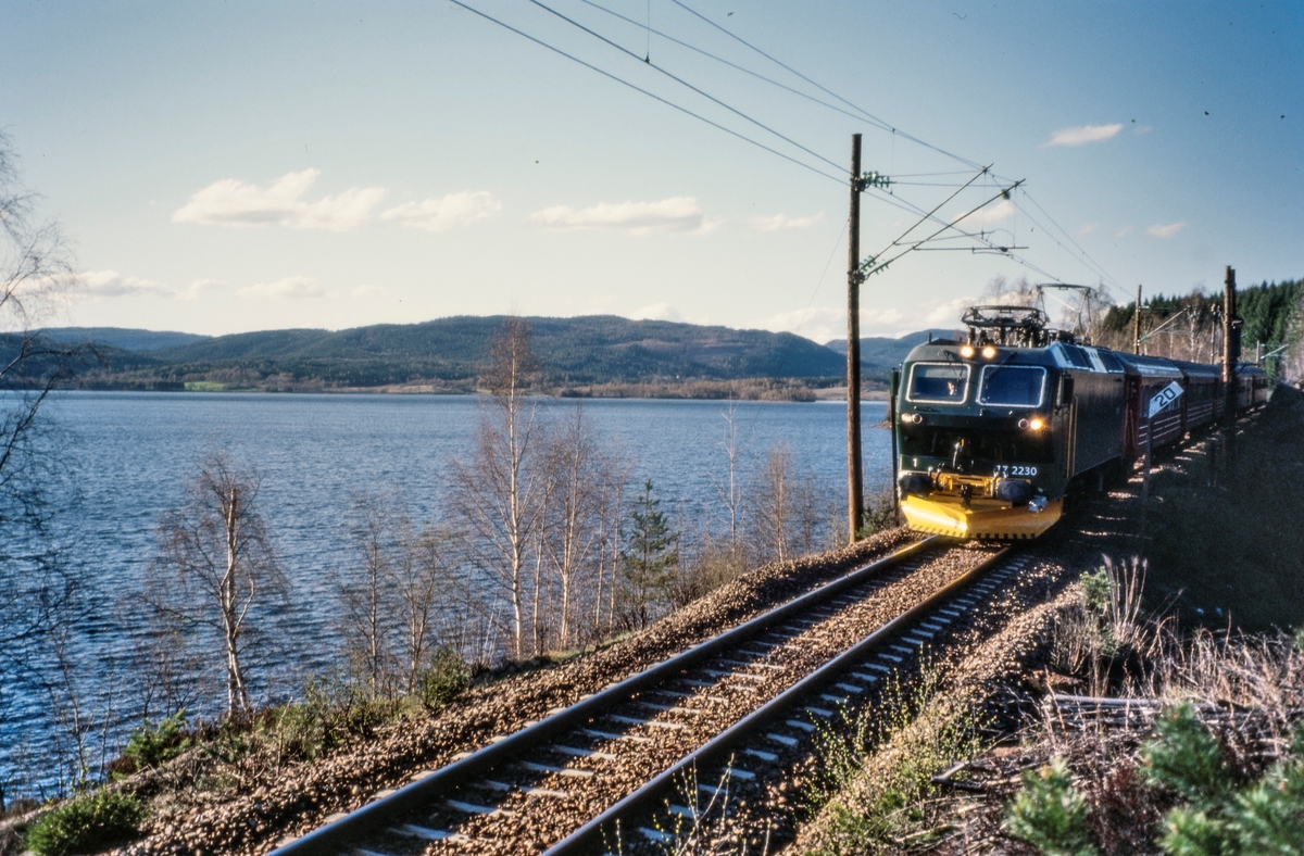 Elektrisk lokomotiv El 17 2230 persontog ved Maridalvannet mellom Kjelsås og Sandermosen