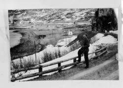 Tysk soldat står intil et gjerde med utsikt over Melsvik, ba