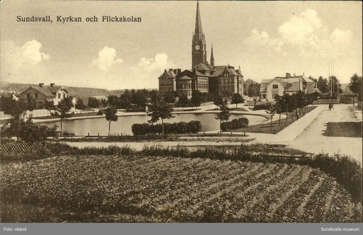 Vykort med motiv över den Bünsowska tjärnen, Gustav Adolfs kyrka och Flickskolan.