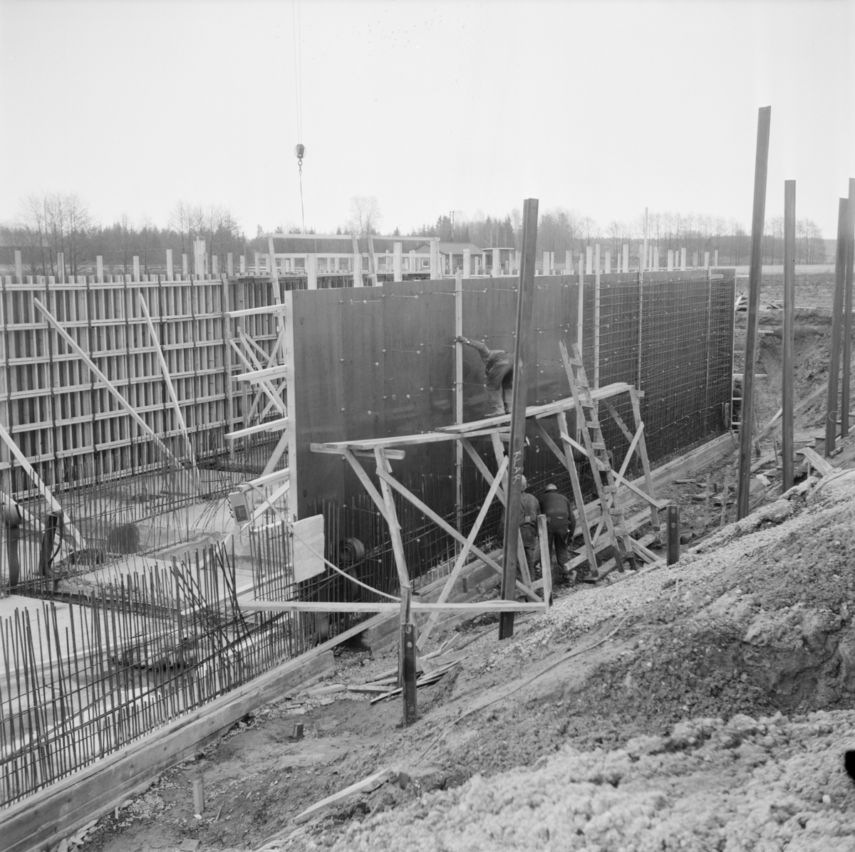 Bygge av hyreshus i Skärplinge, Uppland, april 1972