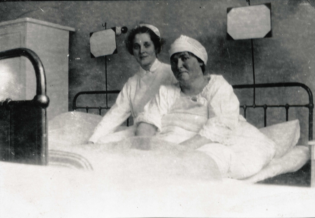 Pasient og sykesøster på sykehuset.