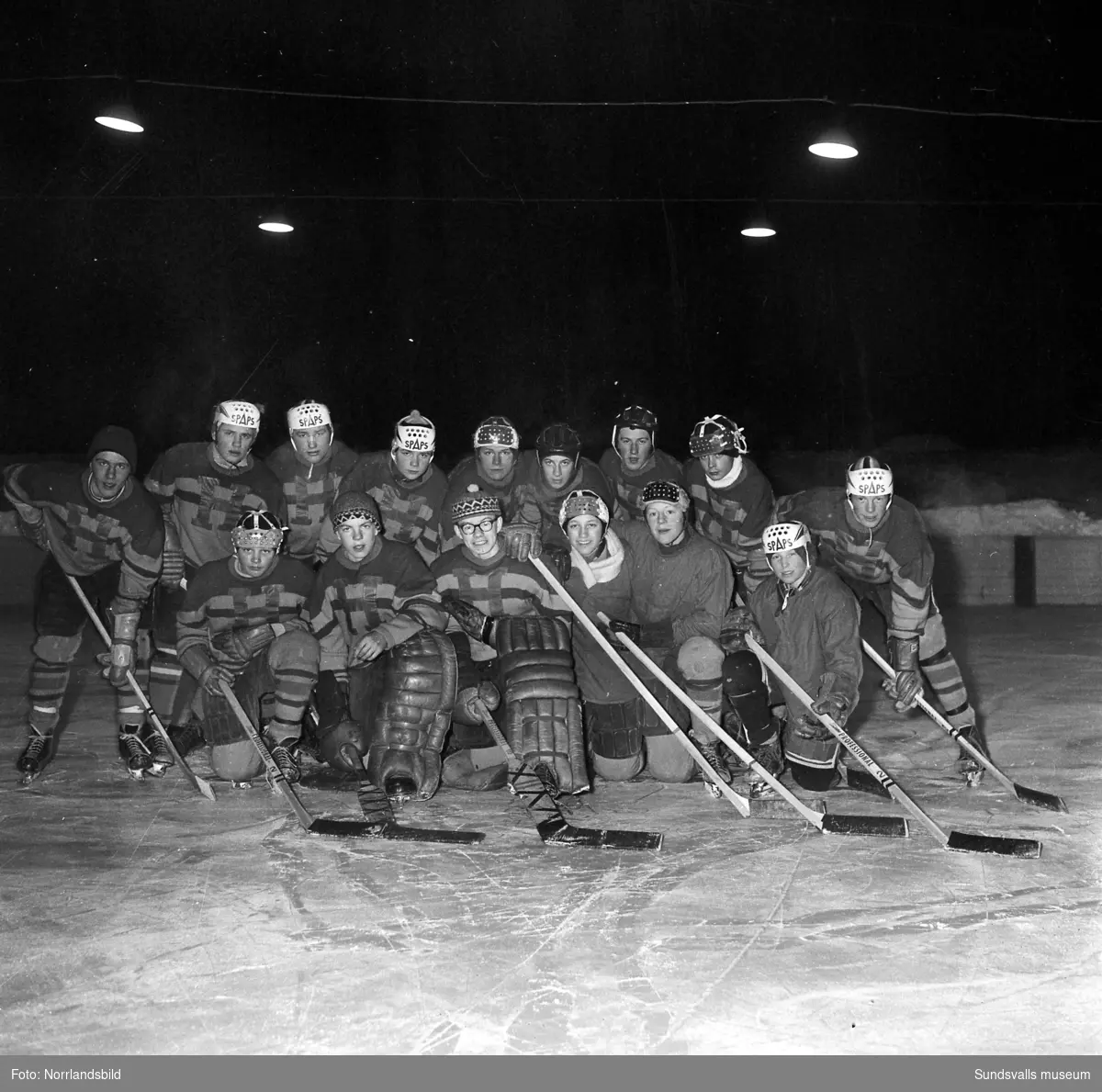 Skönvik/Sunds ishockeylag 1961, lagbild. Fotograferat i samband med en match mot Teg.