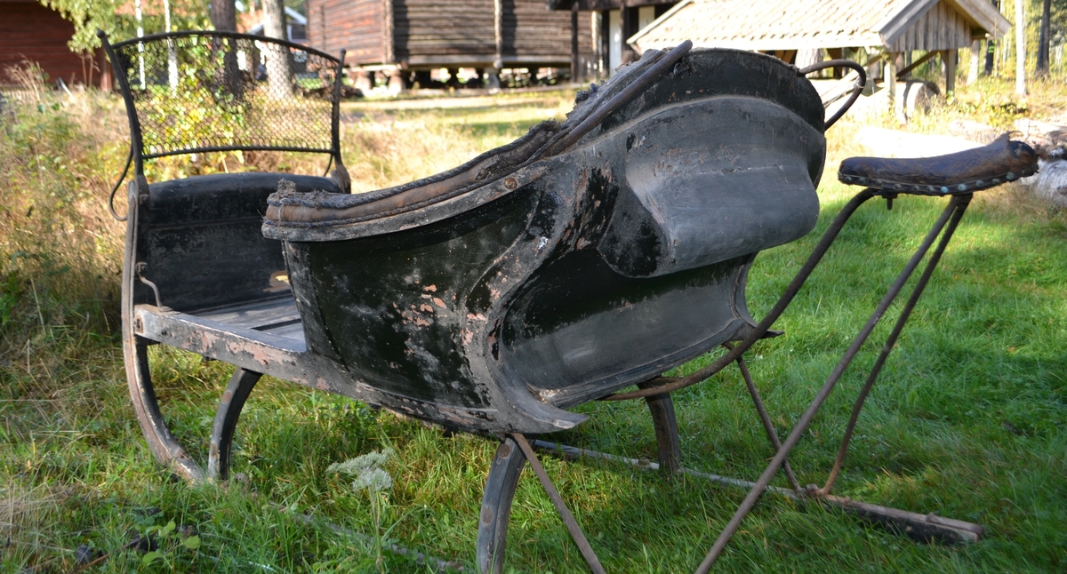 Breislede med rett underlinje, eldre type. Ligner en dobbel spisslede. Skinntrukket sete med blå knapper og flettet skvettskjerm med sirkelrundt midtfelt. Våpenkasse bak seteryggen. Sledeskjæker. Personkjøretøy for hest til vinterføre, brukt av kvinner og menn.

Tilstand påførte skader i trekk og fating