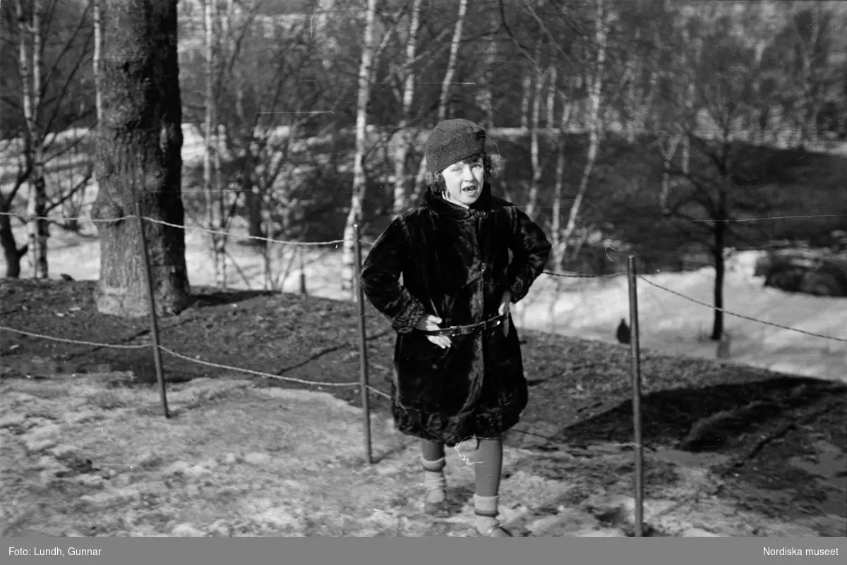 Motiv: Ulla-Brita, Alva;
Porträtt av flicka, porträtt av flicka som snyter sig, porträtt av kvinna och barn.

Motiv: G.L. Berta Bengtson;
Porträtt av en man.
