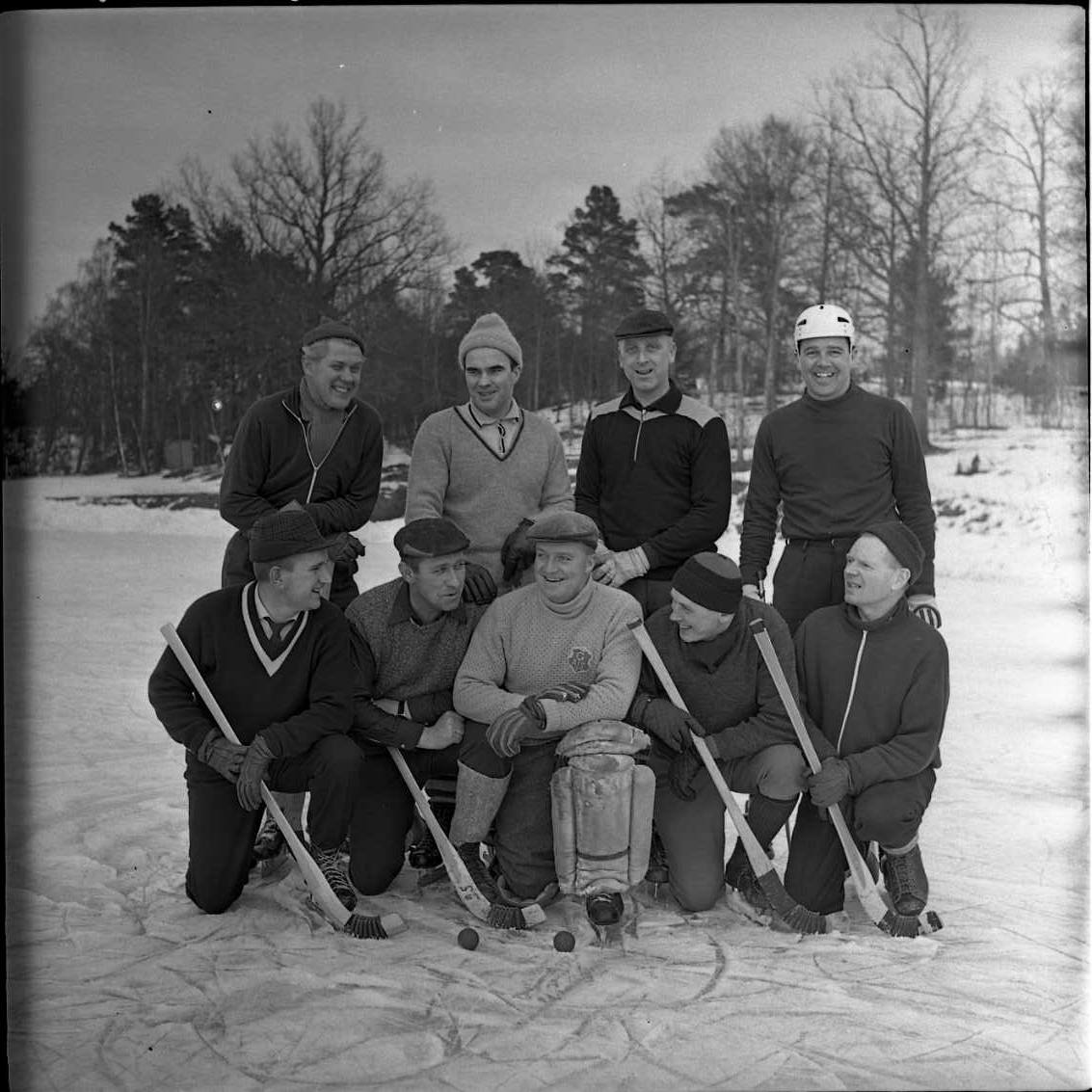 Lagbild med Gränna AIS veteranlag i bandy 1966. På bilden syns Lennart Blom, H Magnusson, I Karlsson, I Lagosi, S-E Thörn, "Kanon" Moreau, "Lalle", "Rulle" och "Knatten. De befinner sig sannolikt på Åsavallen, Grännaberget.