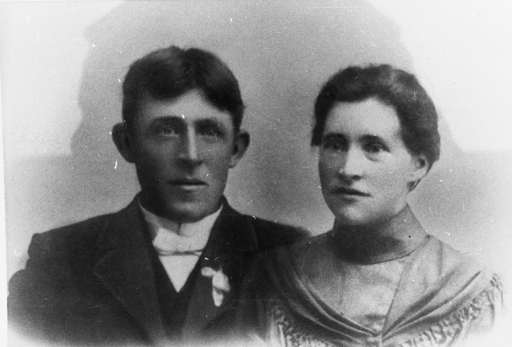 Bonde på Ree, Jens A. Ree (1877 - 1944) g. 29.7.1905 m. Grete Marie Rasmusdtr. Erga (1879 - 1949). Foreldra til Jens A. Ree varBerta Malena Valetta Nilsdtr. Hinnaland (Holen) og Arnt J. Ree.