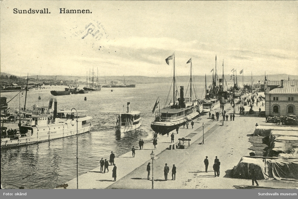 Vykort med motiv över passagerarbåtar vid hamnen i Sundsvall.