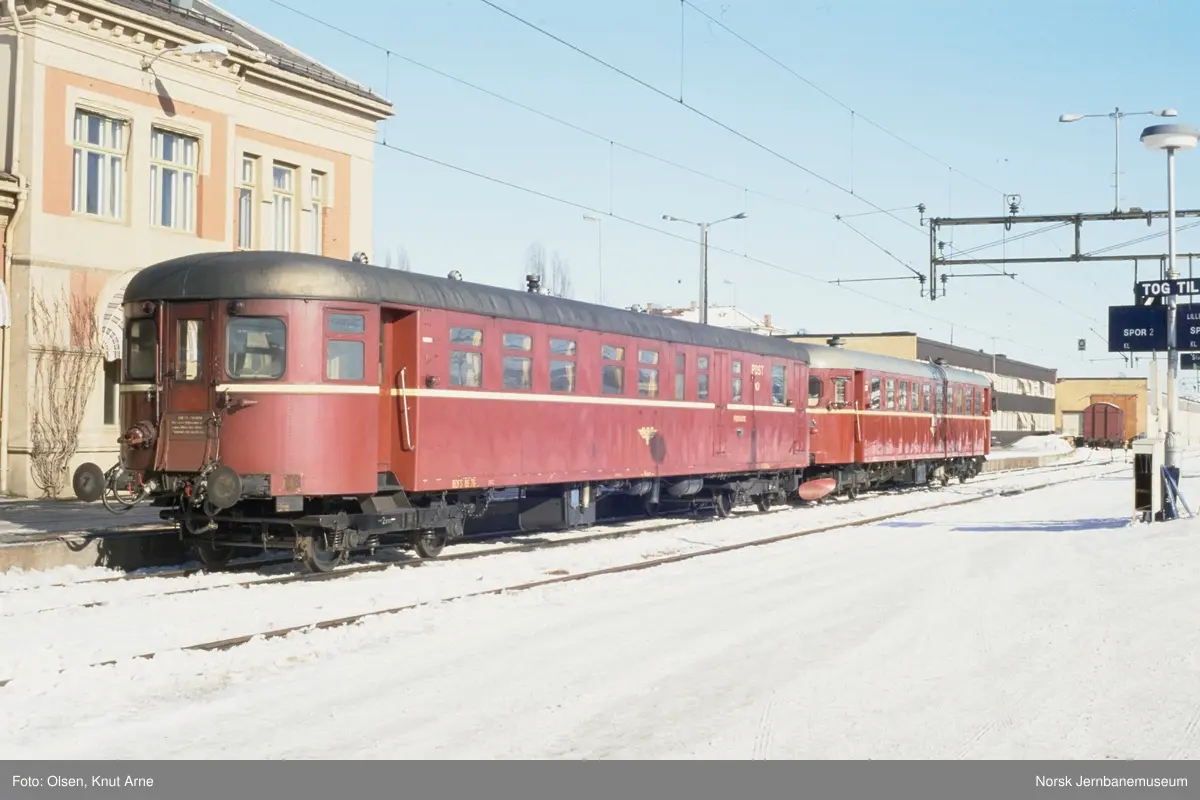 Dieselmotorvogn BM 86 22 og styrevogn BDFS 86 76 med persontog til
