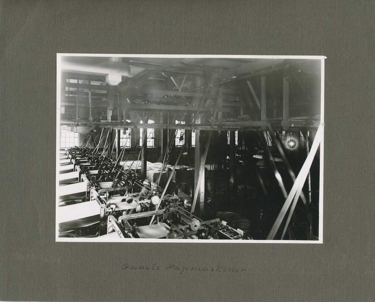 Pappmaskinene i produksjonssalen i det gamle tresliperiet.