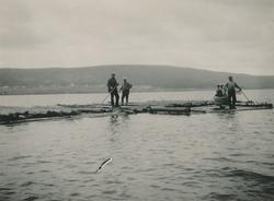 Randsfjorden med 3 tømmerarbeidere ute på flåter i arbeid me