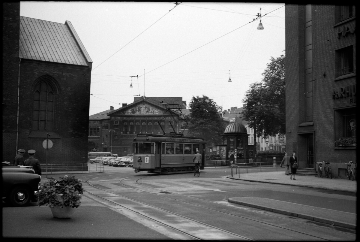 Århus Sporveje, Ås spårvagn 20 står på Store Torv. Aarhus teater syns bakom spårvagnen på Bispetorv.