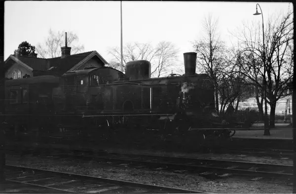 Ånglok På Järnvägsstation. - Järnvägsmuseet / DigitaltMuseum