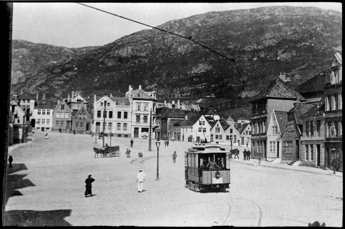 Bergen Sporvei Aktieselskabet, BS spårvagn i trafik på torget i Bergen.