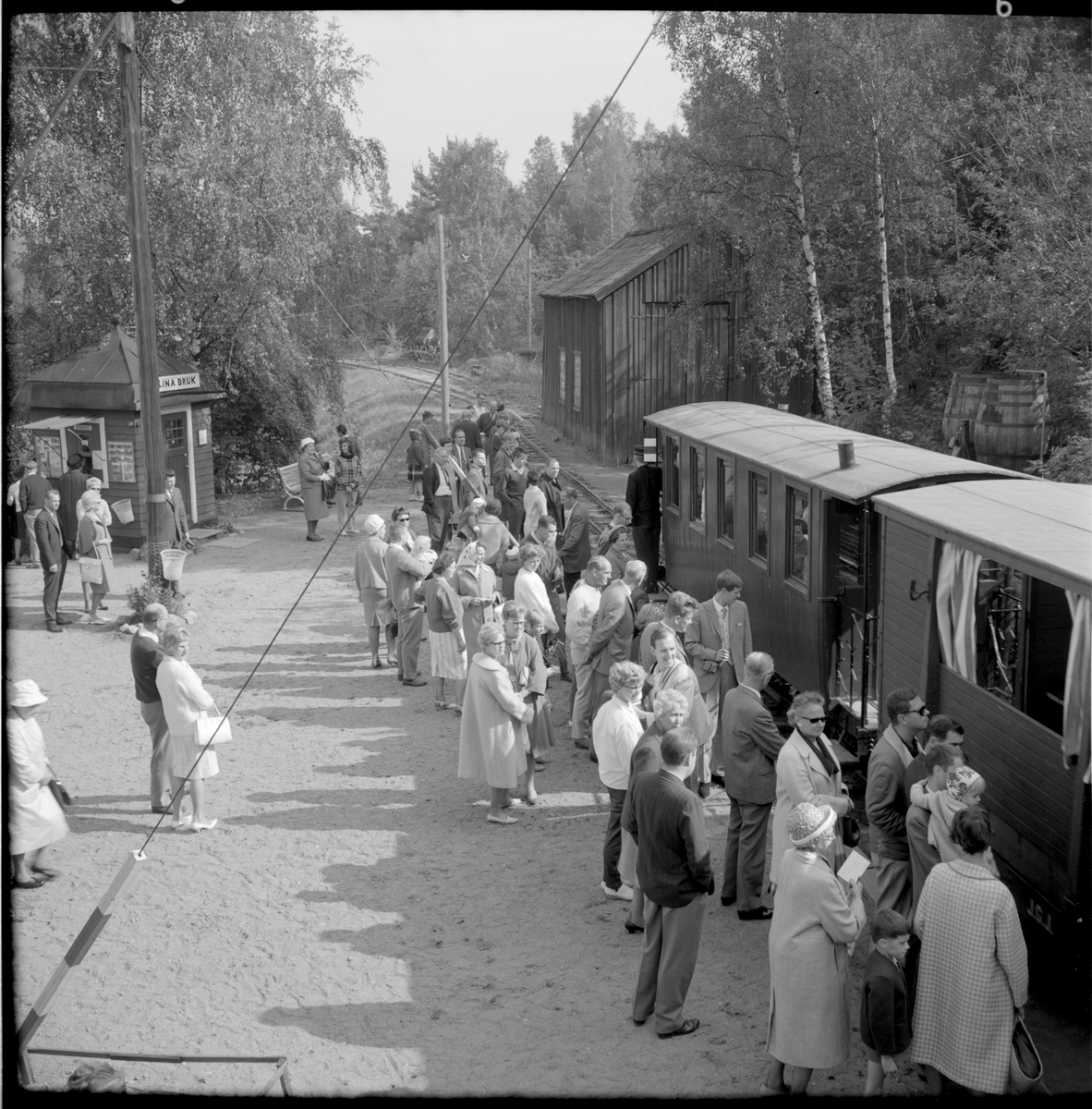 Resande till Museijärnvägen Östra Södermanlands Järnväg, ÖSlJ persontåg vid hållplats Lina bruk.