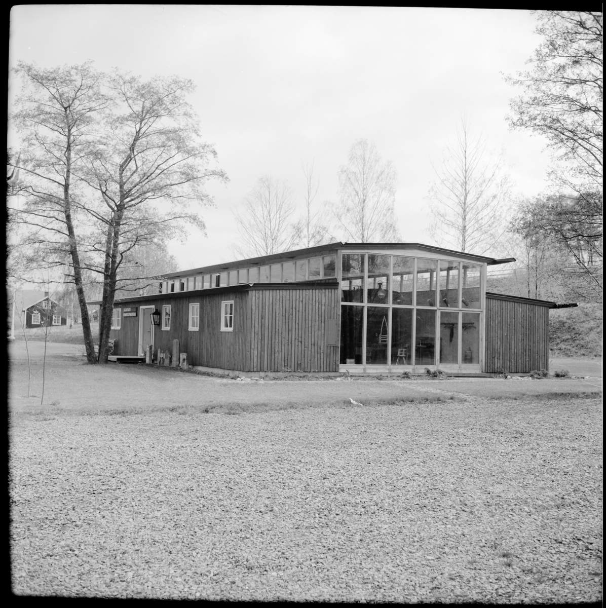 Skärstads hembygdsförenings museum som tillhör Vista Härad. I fönstret skymtar Jönköping - Gripenbergs Järnväg, JGJ lok 9.