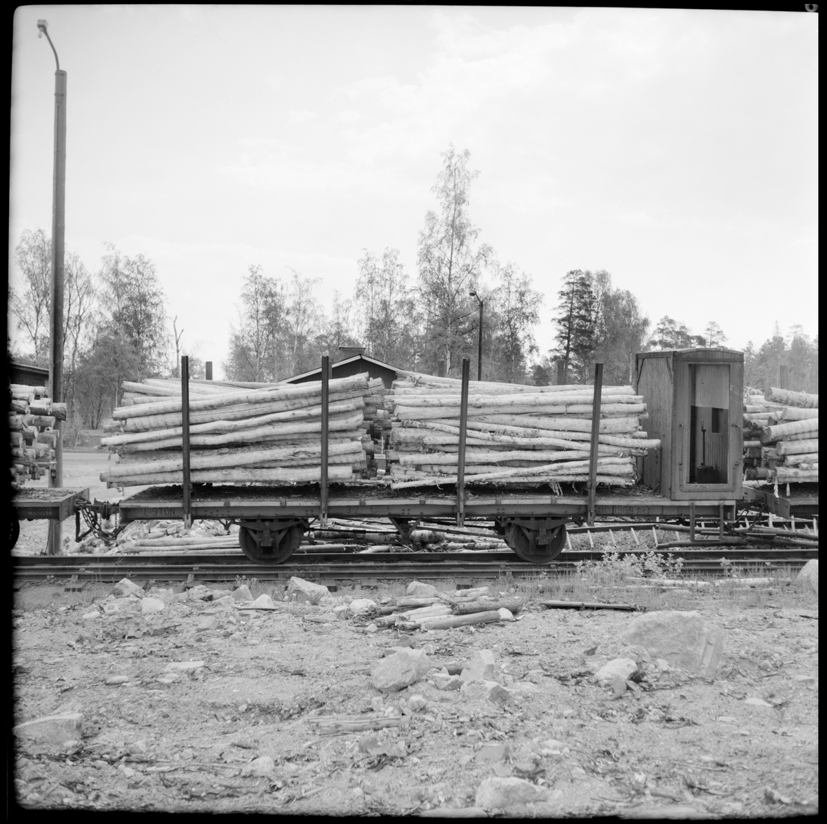 Godsvagn 37 försedd med bromskur vid vid sulfitfabriken i Vallvik.