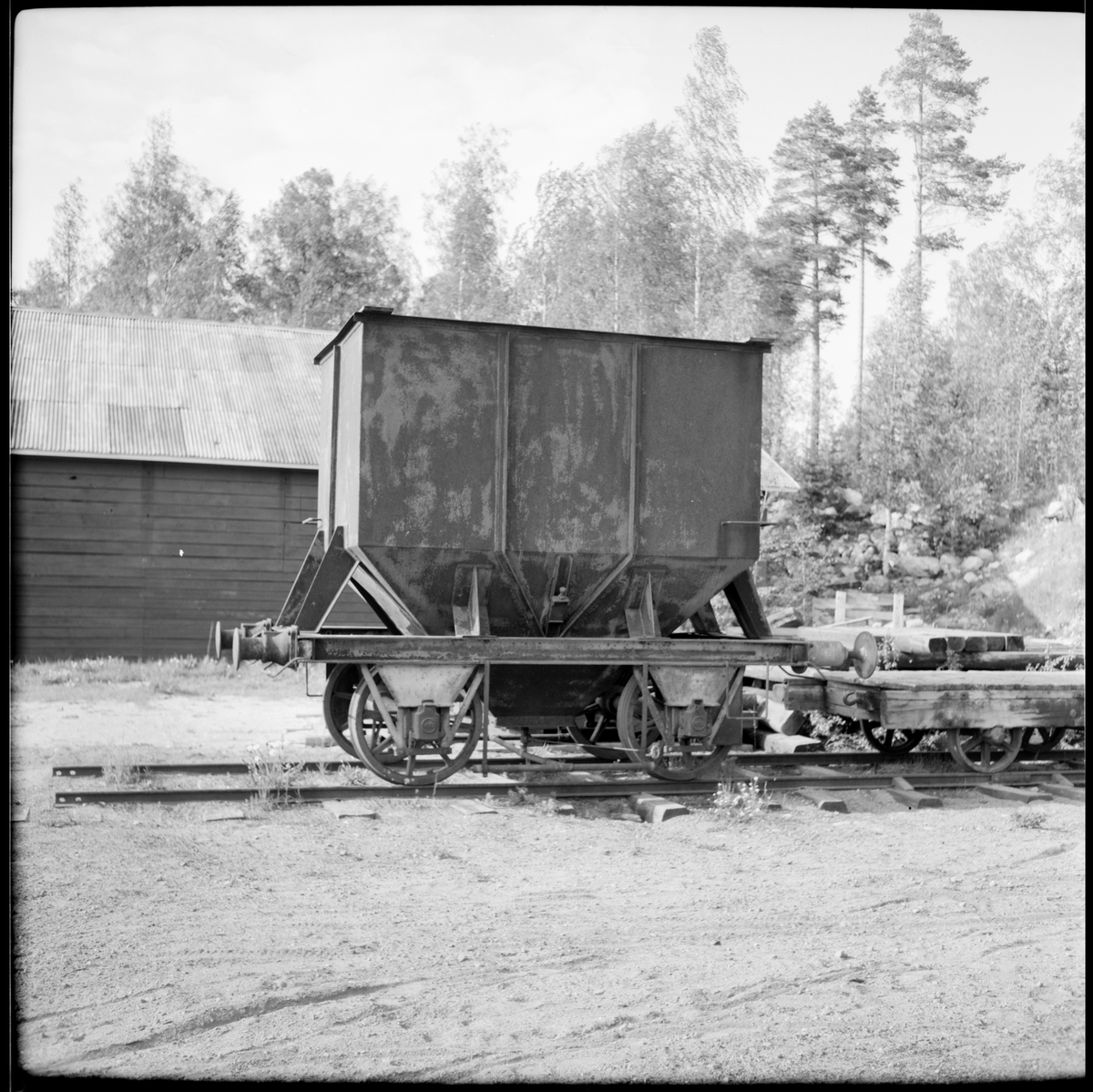 Godsvagn på del av järnvägsspår i Askesta.