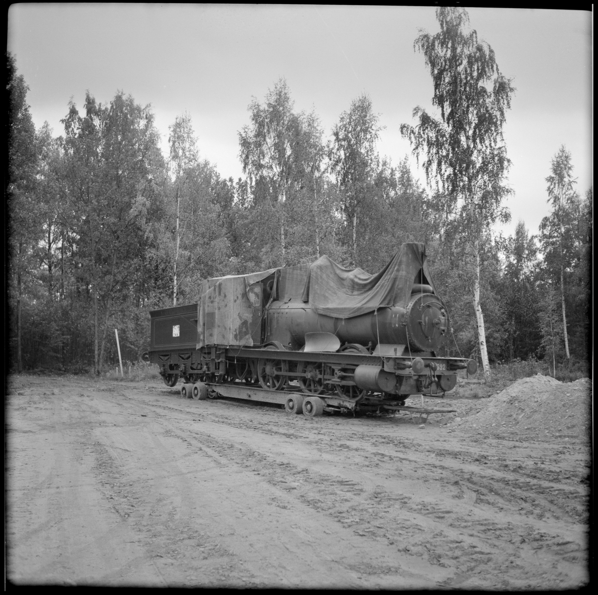 Ånglok SJ Ka 692 övertäckt på vagnbjörn vid järnvägsmuseet i Ryd ...