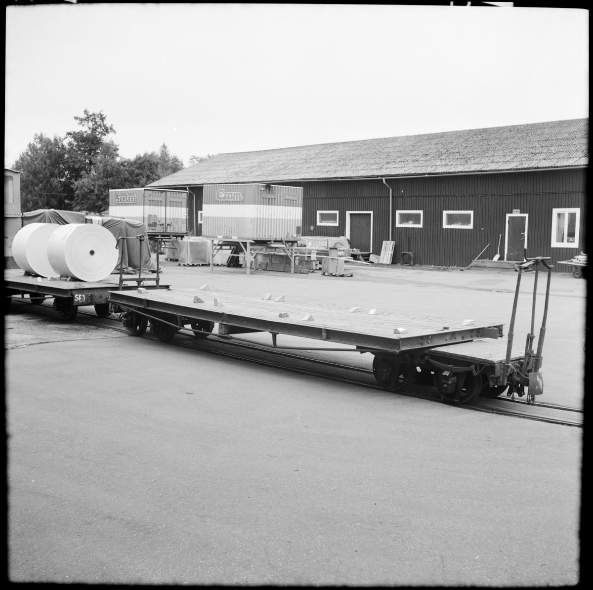Transportvagnar vid pappersbruket Emsfors bruk.