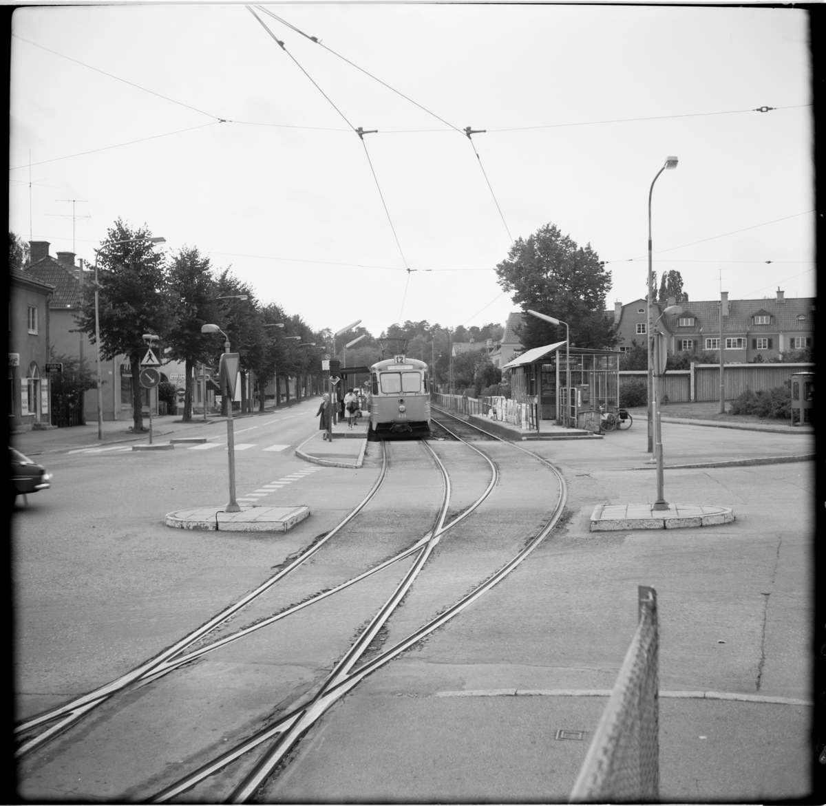 Aktiebolaget Stockholms Spårvägar, SS B24 635 "ängbyvagn" linje 12 Alvik vid Allèparkens hållplats mot söder.