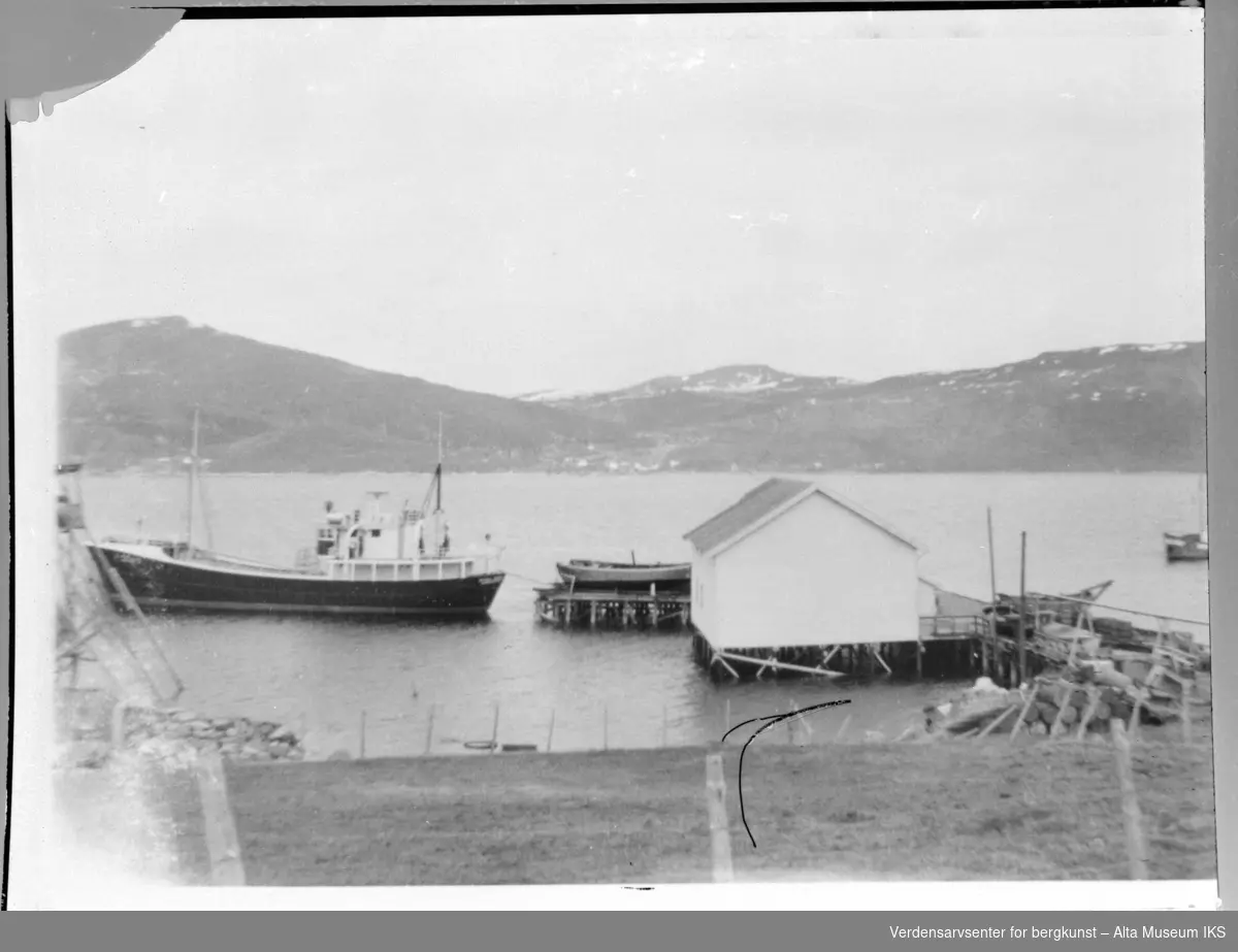 Båten ''Nyvoll Senjor'' ligger ved kaia på Nyvoll under oppussing.