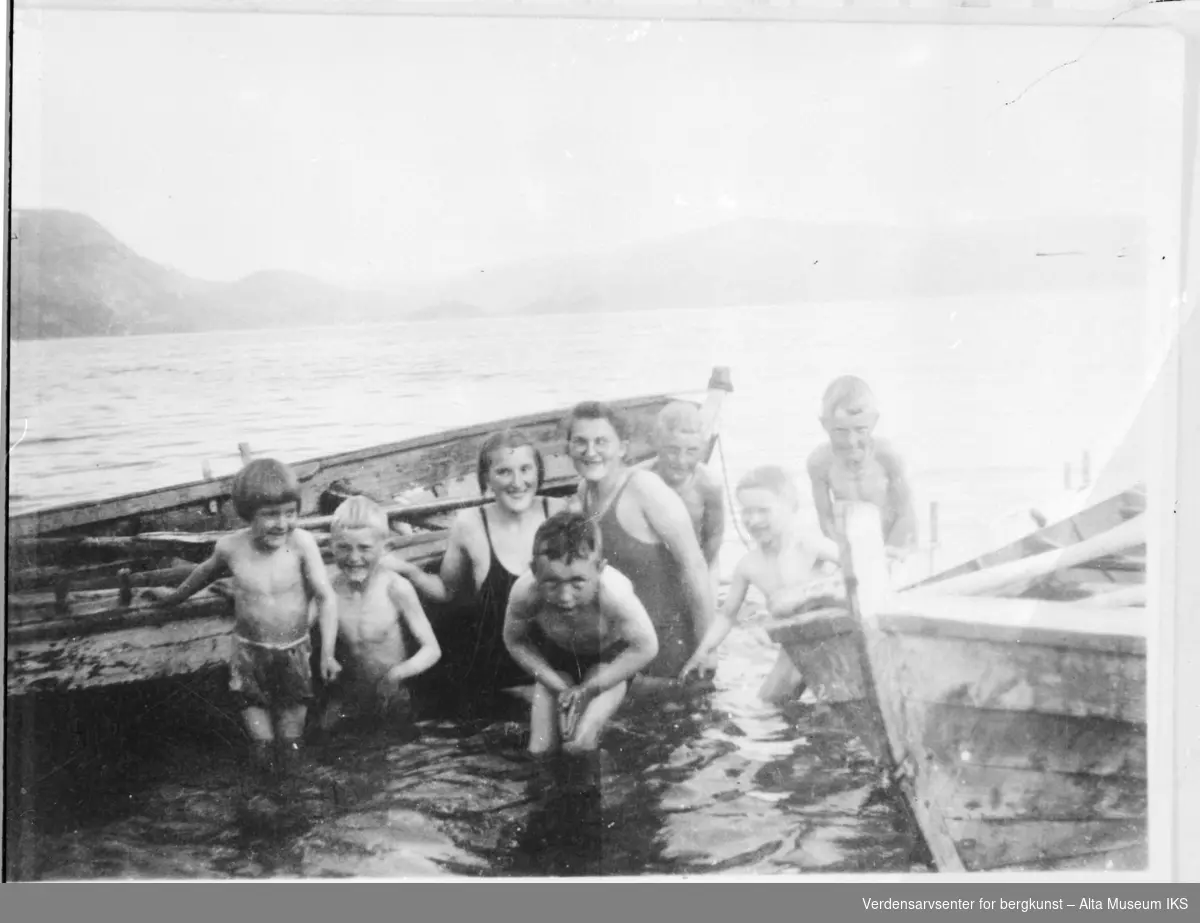 Badeliv på Årøys, Barn som bader mellom 2 båter.