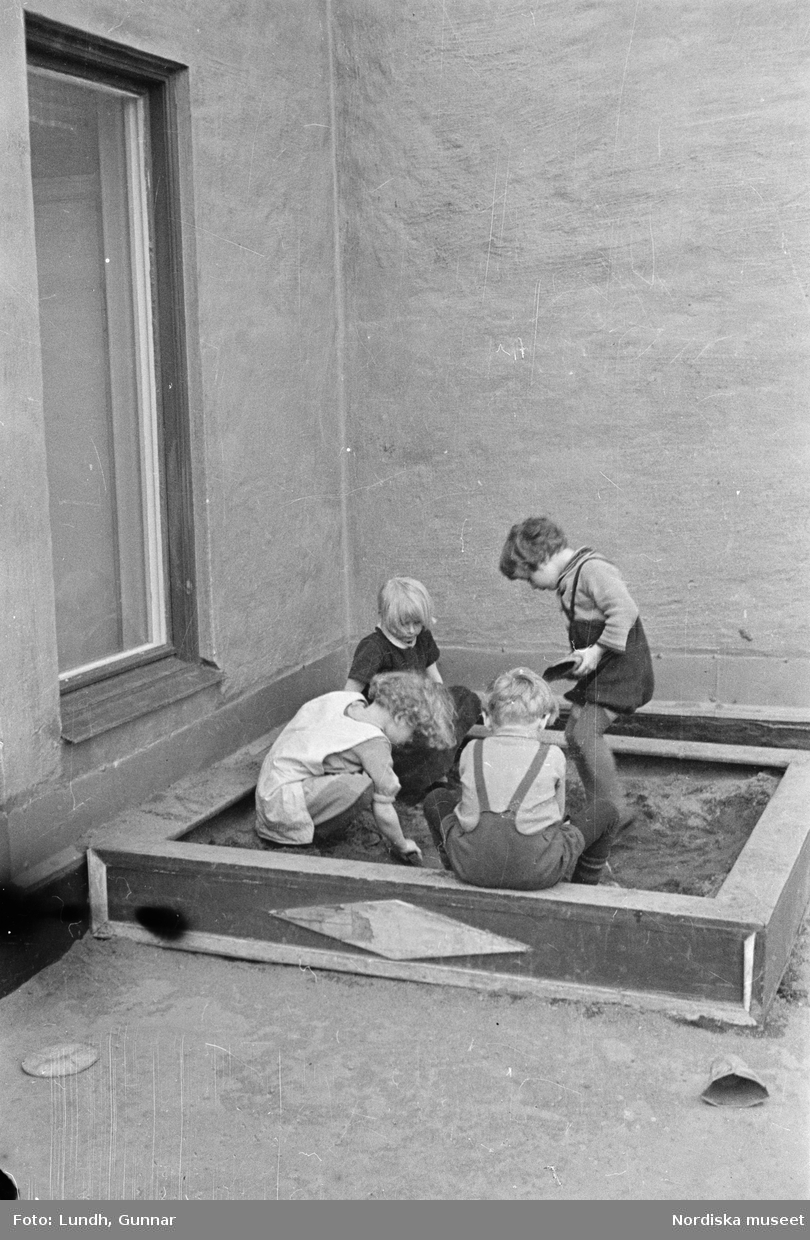 Motiv: H.S.B.s hus med lekstuga Vargentinsg. 5, Baltzar von Platensgat. 7 (HSB);
Ett barn gråter och tröstas av en kvinna, en kvinna matar ett barn, barn leker med träleksaker, barn leker i en sandlåda.

Motiv: H.S.B.s hus med lekstuga Vargentinsg. 5, Baltzar von Platensgat. 7 (HSB);
Ej kopierat.