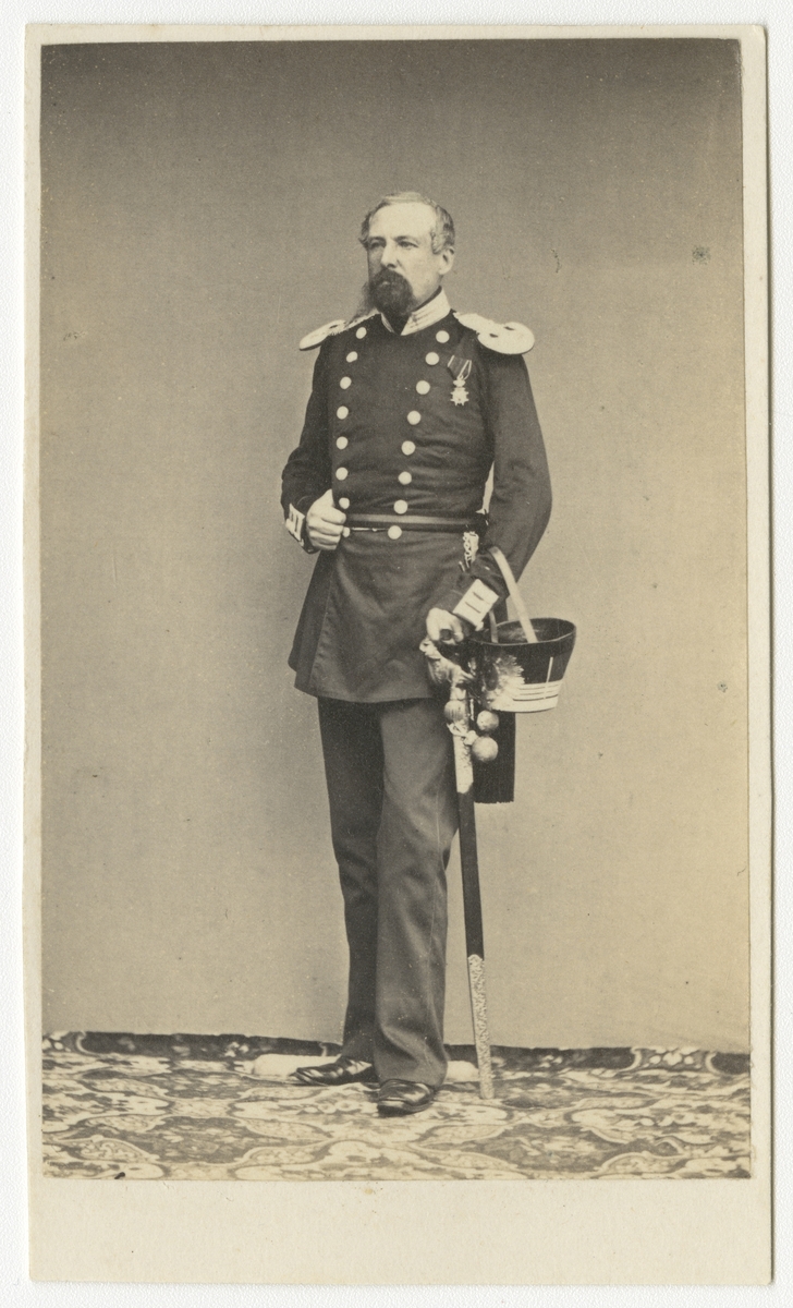 Porträtt av Arvid Bernhard Rehbinder, kapten vid Andra livgrenadjärregementet I 5.

Se även bild AMA.0001871 och AMA.0001955.