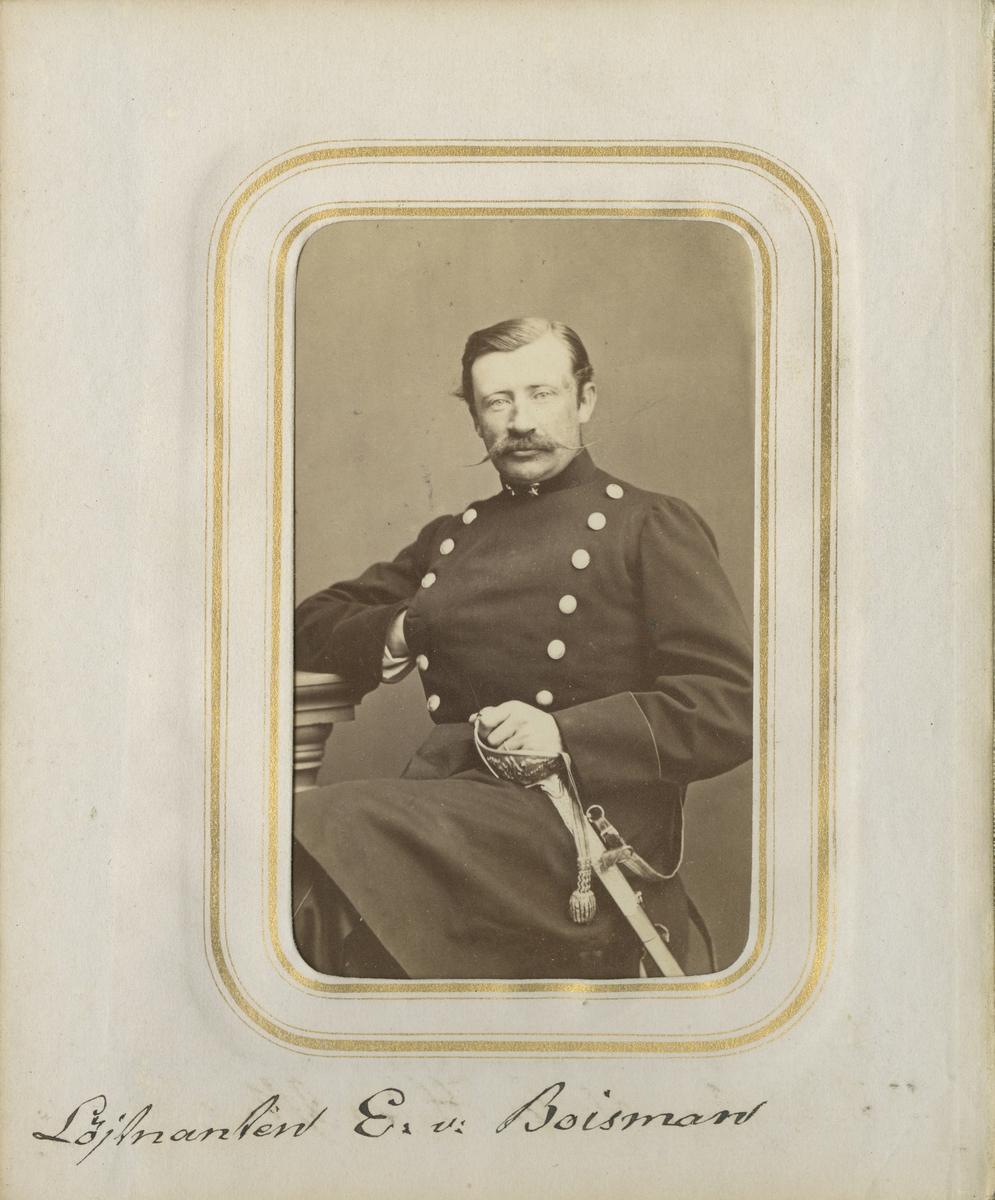 Porträtt av Elof von Boisman, löjtnant vid Andra livgrenadjärregementet I 5.

Se även bild AMA.0001872, AMA.0001960 och AMA.0009528.