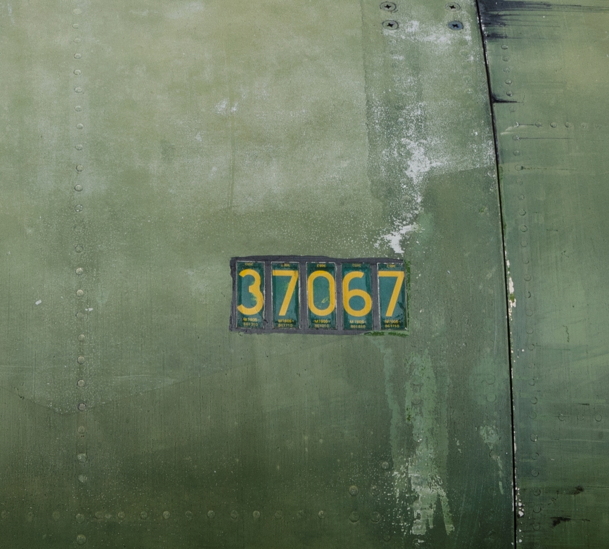 Attack- jakt och spaningsflygplan AJS 37
Saab 37 Viggen

Märkning: På framkroppen kronmärke och flottiljnummer 15 och på fenan kodsiffra 37.