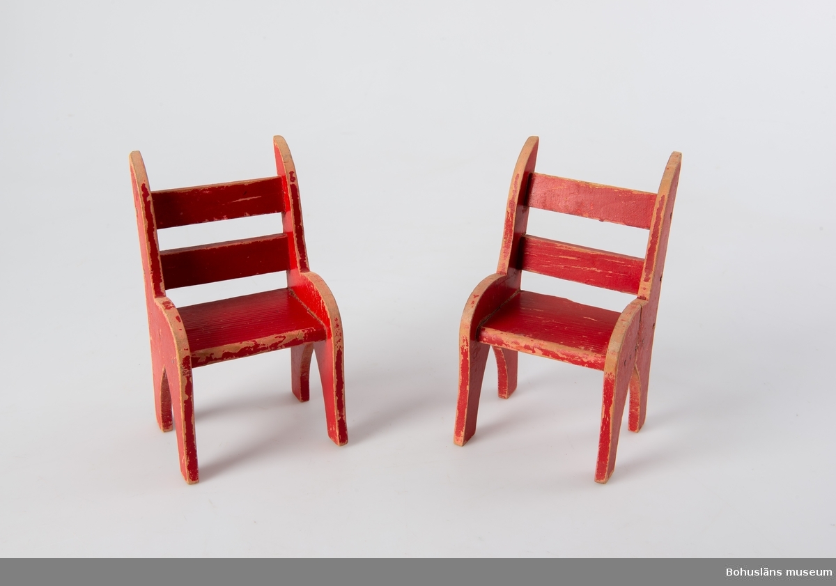 Möbel till dockskåp.
Rödmålad. Rygg av två parallella ribbor, profilerade gavlar. Köpt, ej hemmagjord. Färgen delvis skavd.

Släkt- och personuppgifter se UM026024