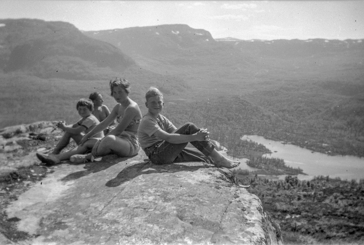 Familien Christensen på fjelltur med utsikt over Løyningsvatnet.