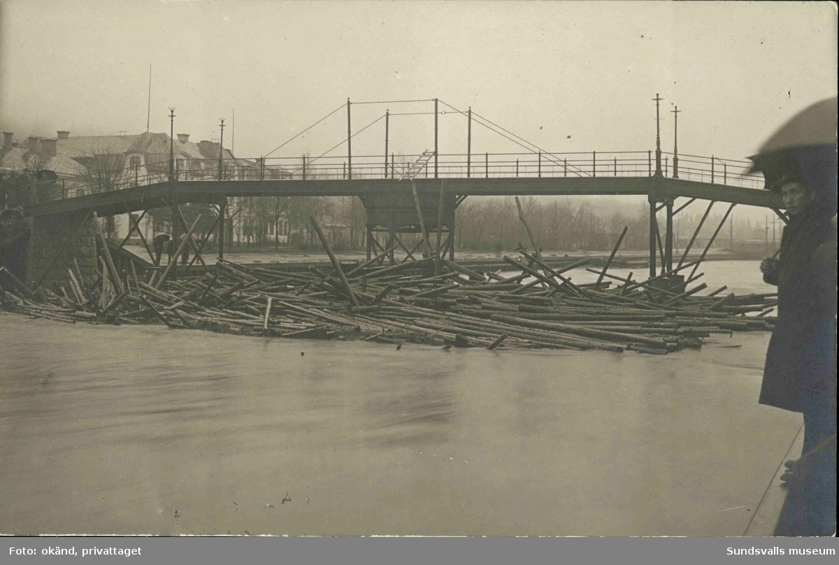 Vykort med motiv över en av broarna vid Selångersån under översvämningarna i Sundsvall 1919.