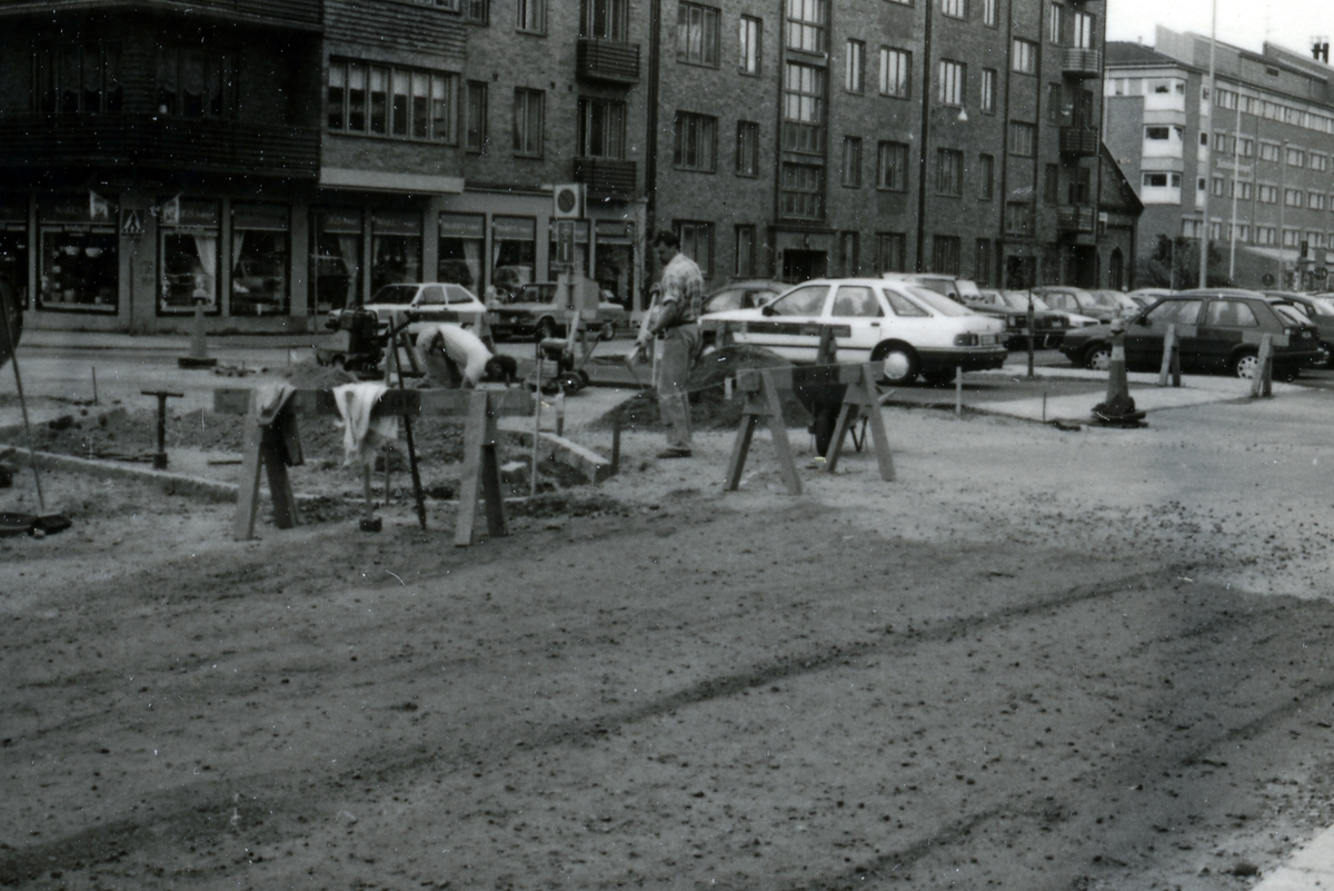 Fortsättning av dokumentationen av järnvägsinfarten.
Korsningen Norra vägen -Badhusgatan. Mittpartiet förhöjt och hastigheten begränsad till 30 km i tim. Stensättningsarbeten.