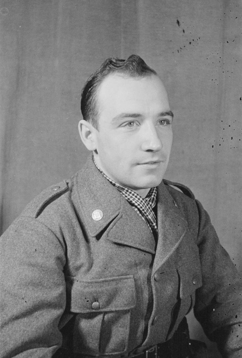 Porträttfoto av soldat Rudolf Kristian Blom (nummer 843), flygplanmontör vid F 19, Svenska frivilligkåren i Finland under finska vinterkriget, 1940.