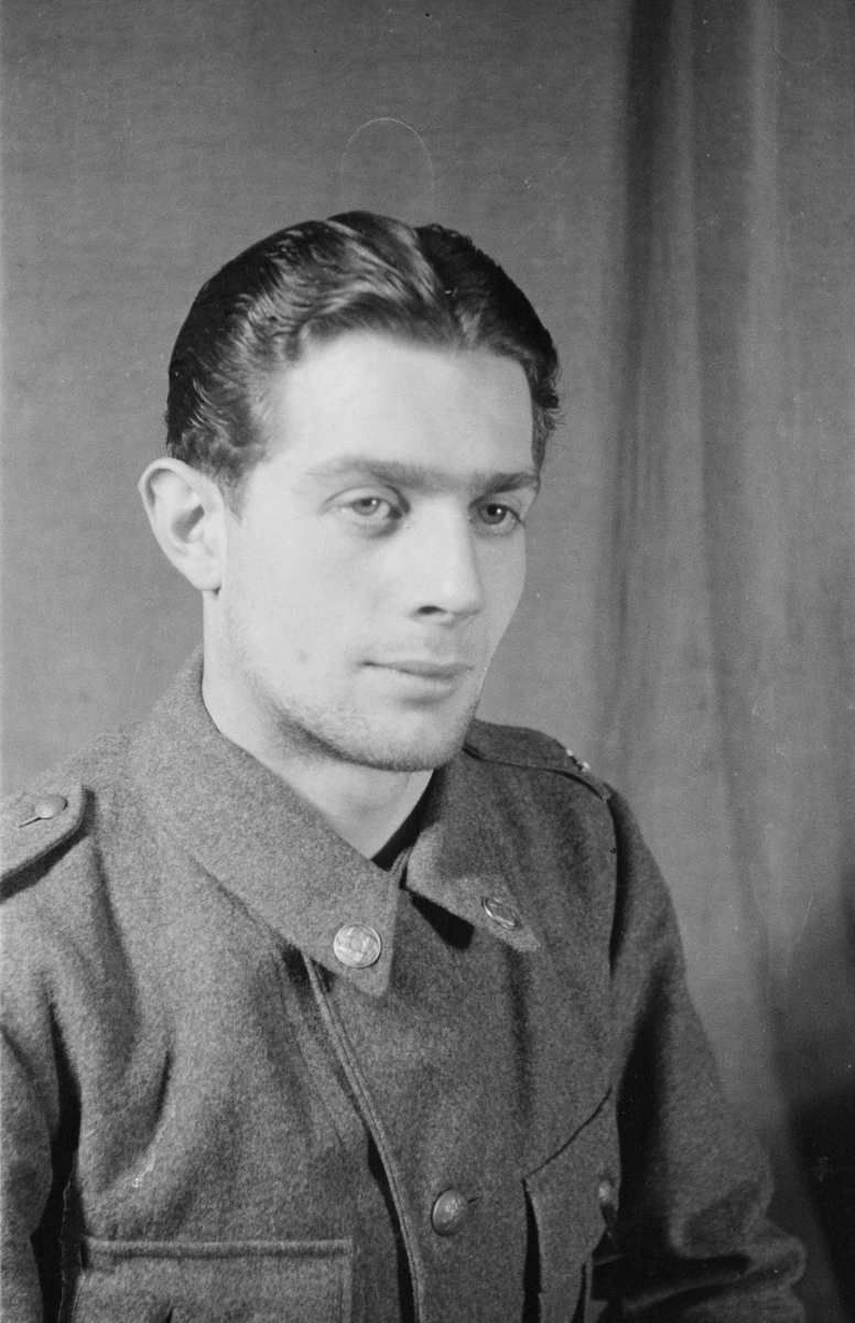 Porträttfoto av soldat Stig Georg Åke Andersson (nummer 812), mekaniker vid F 19, Svenska frivilligkåren i Finland under finska vinterkriget, 1940.