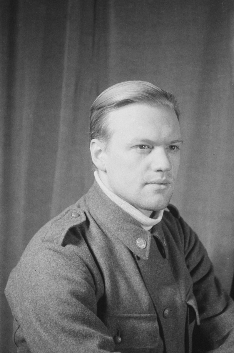 Porträttfoto av soldat Rolf Bertil Pettersson (nummer 918), signalist vid F 19, Svenska frivilligkåren i Finland under finska vinterkriget, 1940.