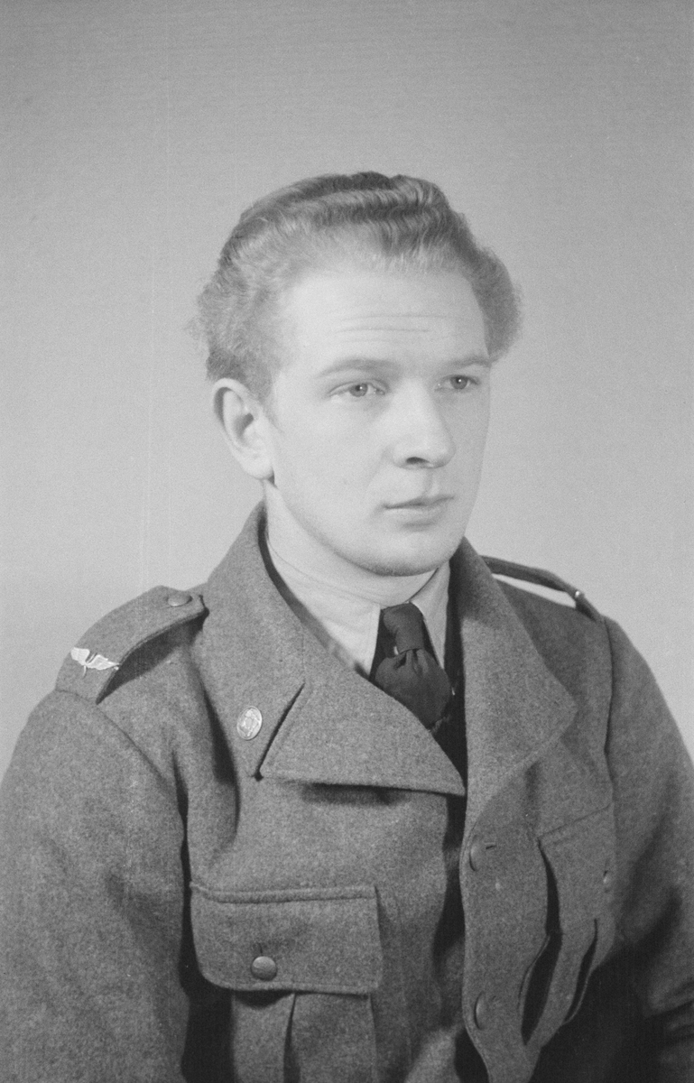 Porträttfoto av sergeant Åke Sundström (nummer 771), fotograf vid F 19, Svenska frivilligkåren i Finland under finska vinterkriget, 1940.