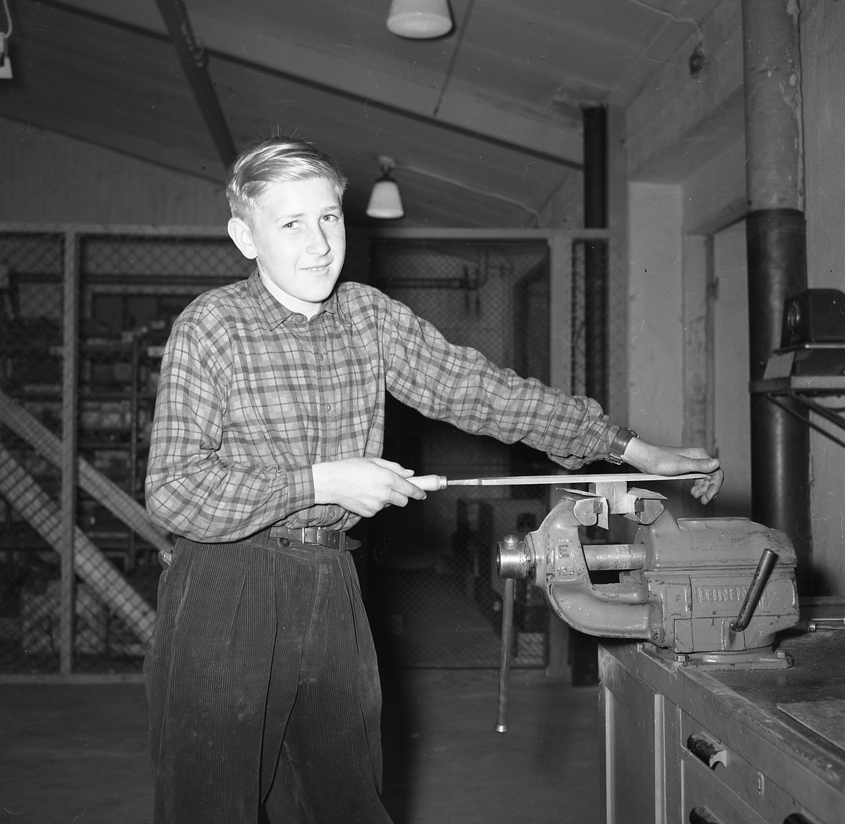 Asbjørn Bollerud på arbeid i Kongsberg Våpenfabrikk.