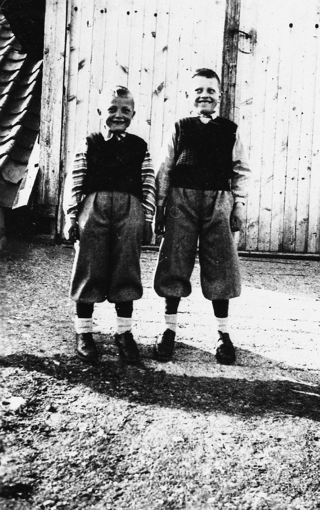 Brørne Harald Ree (1939 - ) og Joleif Ree (1937 - ) oppstilte på låvebrua.