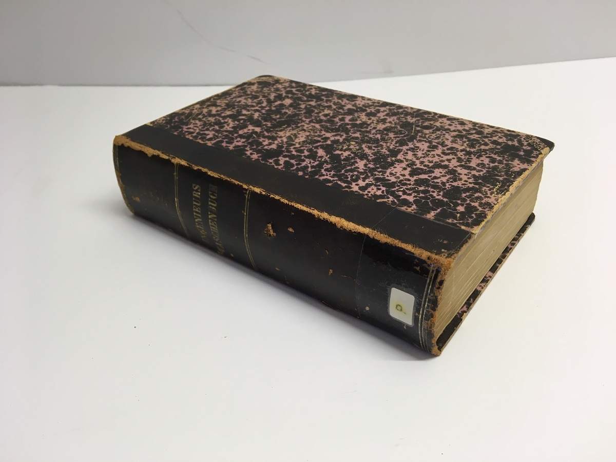 Liten tjock bok på 971 sidor med ryggtitel: "Ingenieurs Taschenbuch" med titelsida: "Des Ingenieurs Taschenbuch. Herausgegeben von dem Verein 'Hütte'". 
Utgiven på Verlag von Ernst & Korn i Berlin 1877.