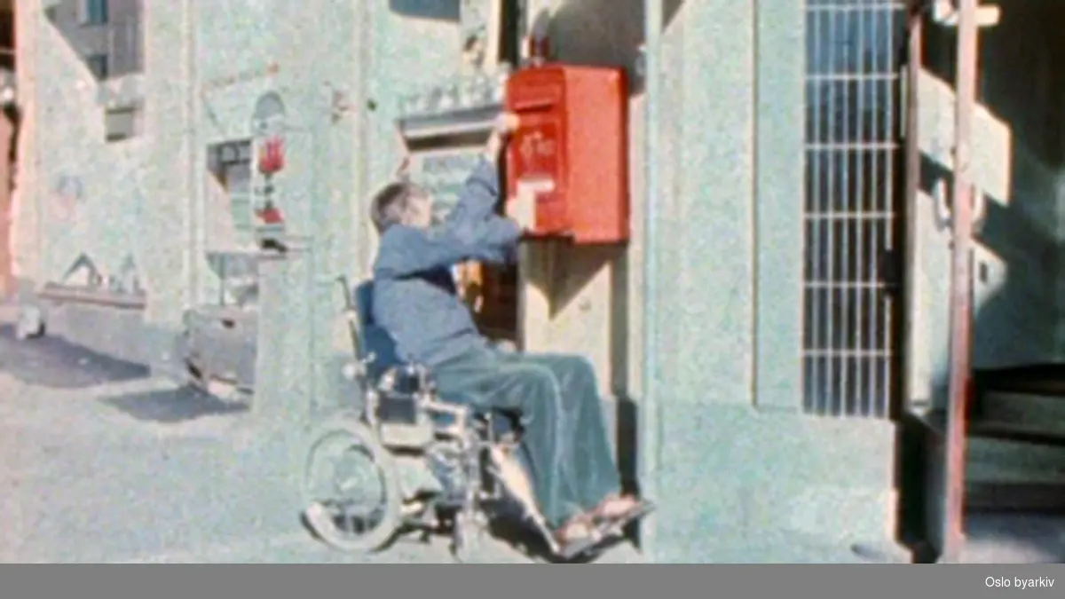 En film som viser hvordan en funksjonshemmet (rullestol-bruker) kommer seg fram i Oslo. Det vises mange hindringer og hva som kan gjøres for å rette på noen av disse.