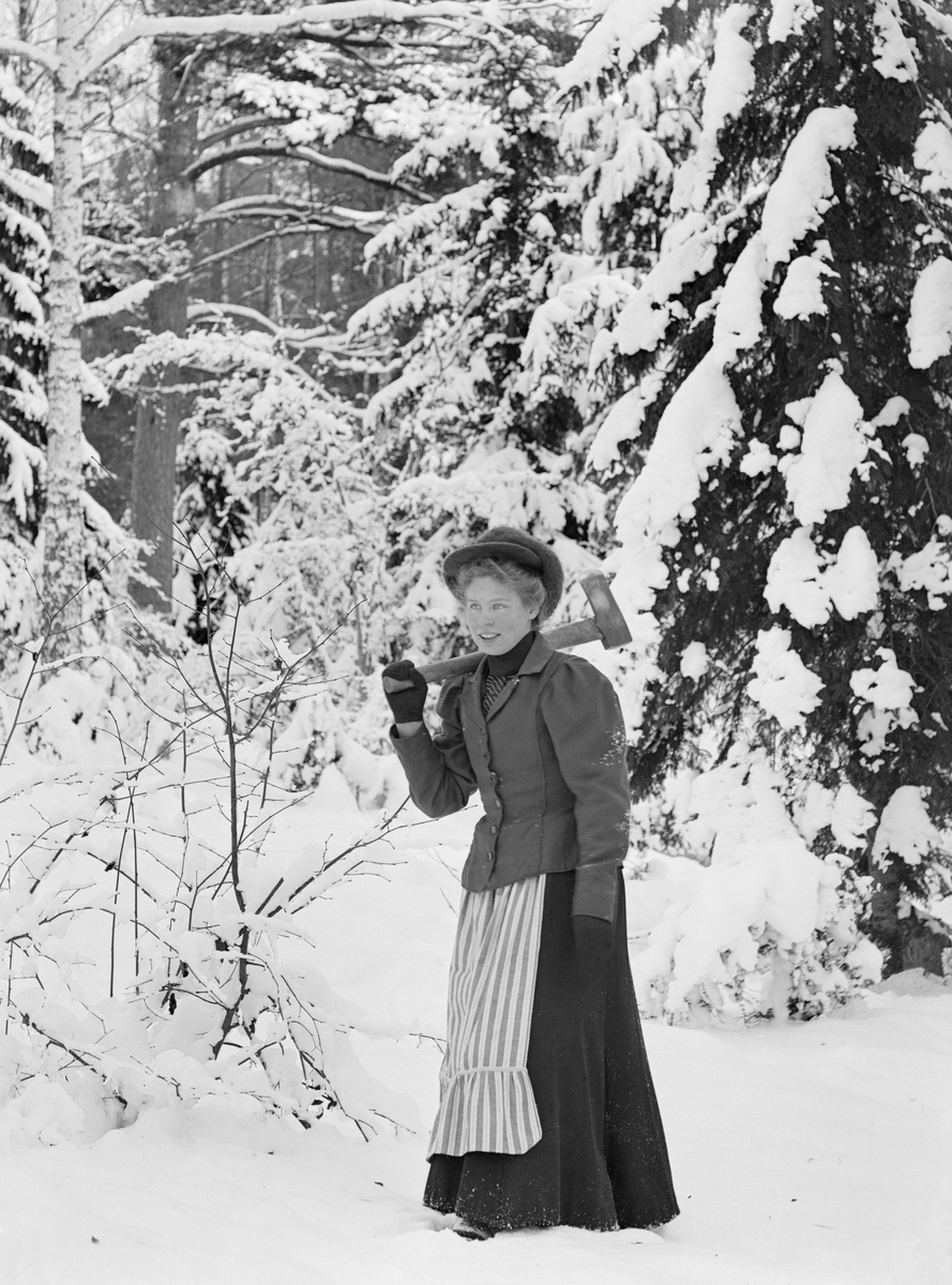 Enligt uppgift visar bilden Ester Karlsson från Mossen på Norra Finnö som letar gran till julen 1911.