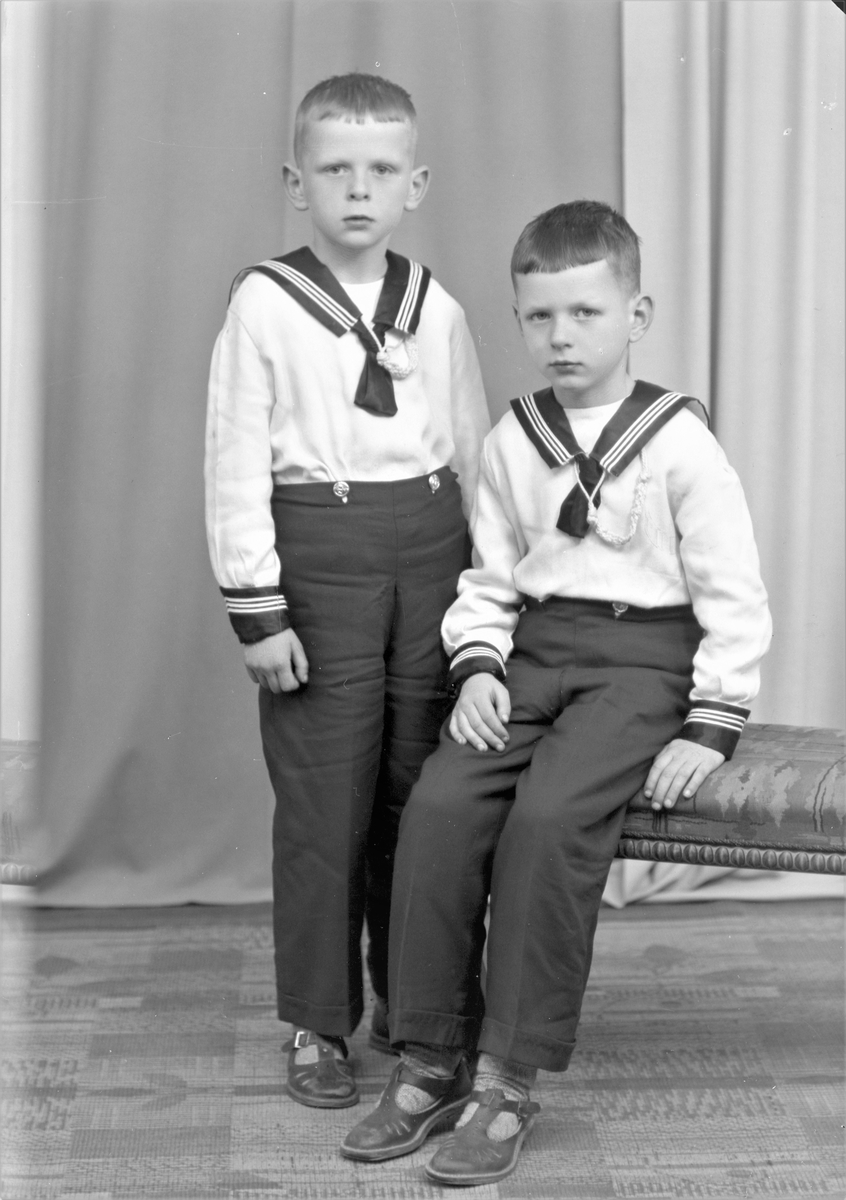Portrett. Familiegruppe på to. To gutter i matrosdress. Tvillinger. Bestilt av Anton Bjordal