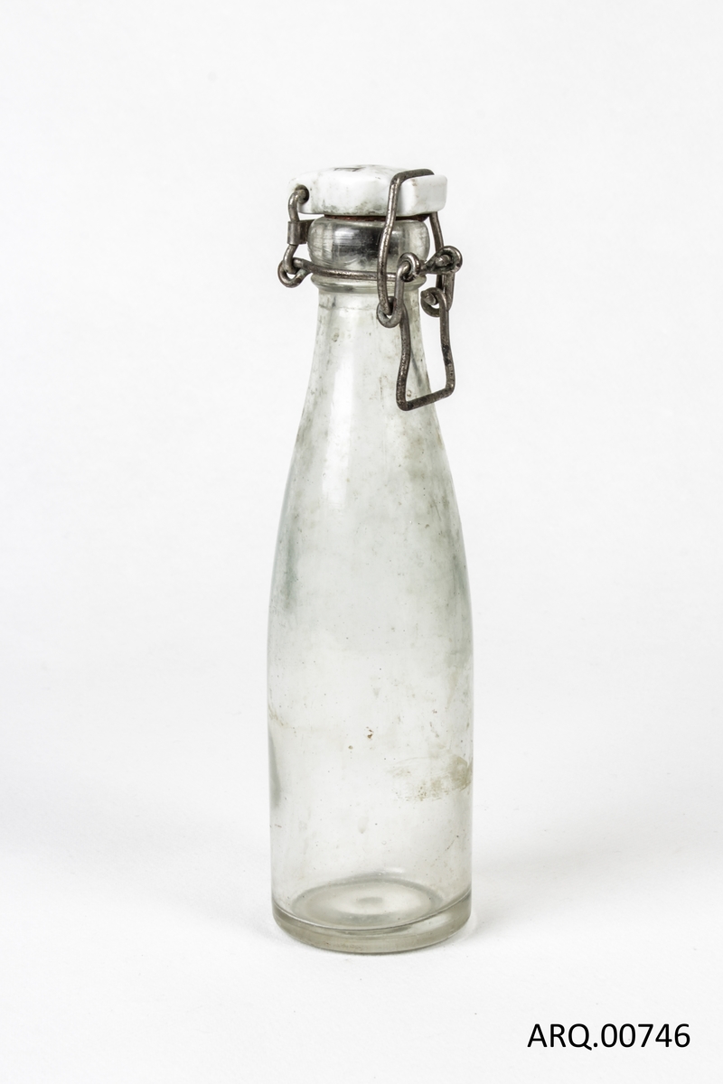 Glassflaske med porselenskork.