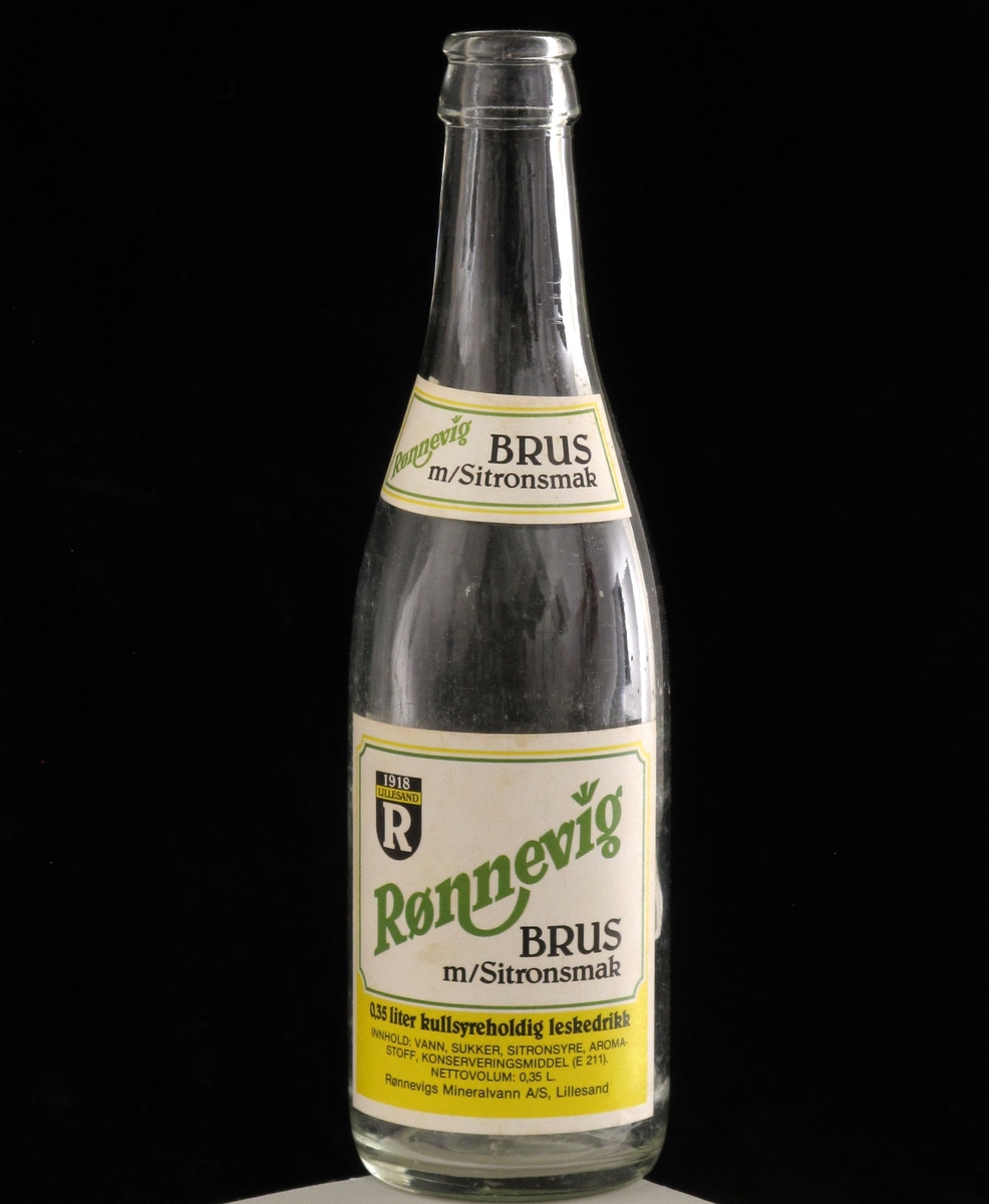 Brusflaske med etiketter, fra Rønnevigs brusfabrikk i Lillesand.