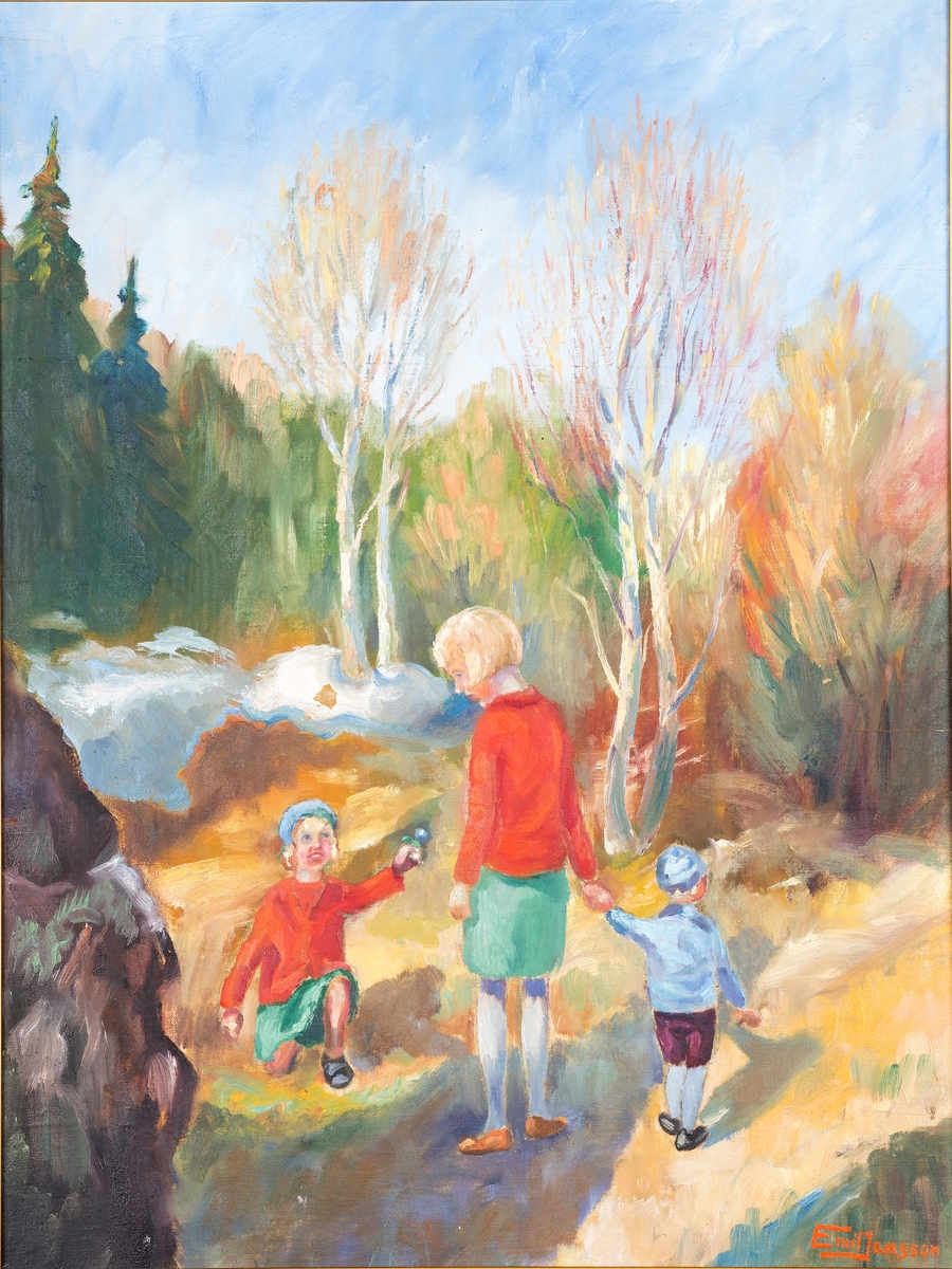 3 barn på tur i skogen