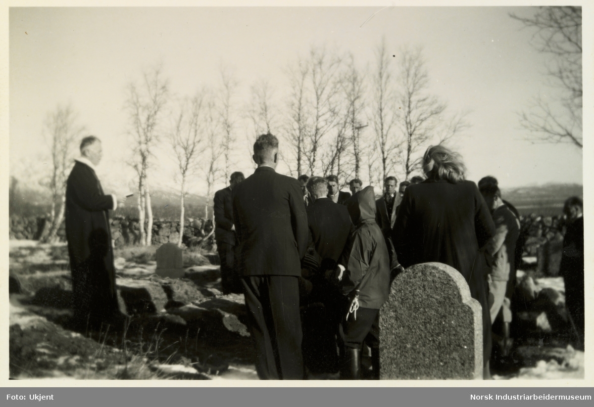 Prest med bibel i hånden med forsamling med mennesker på Møsstrond kirkegård Antatt å være begravelsen til Margit Hovden
