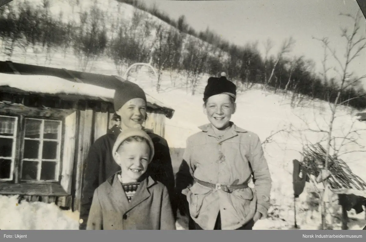 Barna på Øst-Førnes, Møsstrond. Avbildet er Anne Dyrland, Olav og Johan Vågen